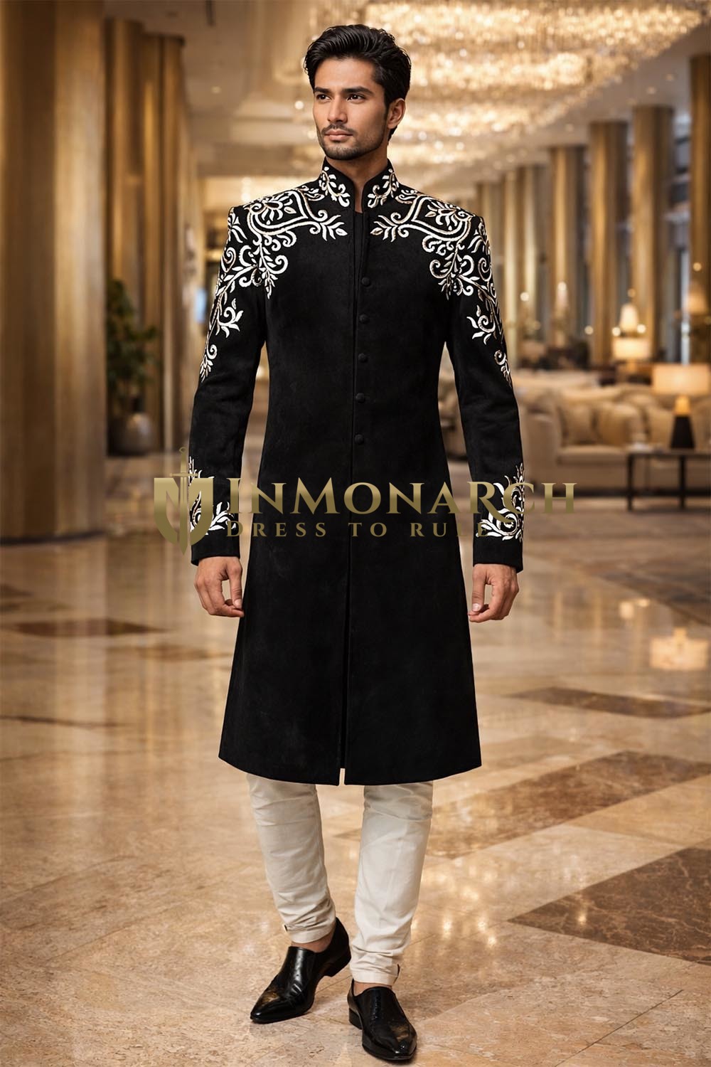 Sherwani en velours avec accents dorés