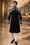 Sherwani en velours avec accents dorés
