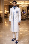 Indowestern crema con terciopelo azul