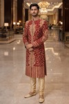 Sherwani bordeaux brodé mariage homme