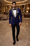 Royalblauer Slim Fit Samtblazer mit schwarzem Satin-Schalkragen