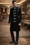Traje indo occidental negro bordado