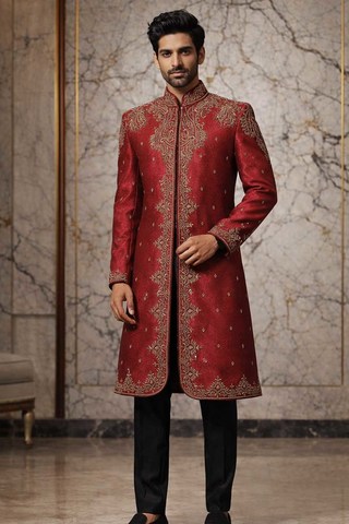 Costume indo occidental rouge traditionnel brodé