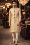Traje de novio beige bordado lujo
