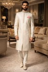 Traje indo occidental crema bordado cuello