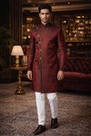 Costume angrakha indo marié bordeaux