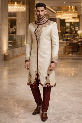 Costume crème brodé royal avec pantalon bordeaux