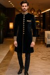 Schwarzer Samt-Sherwani mit Goldstickerei