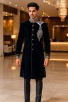 Schwarzer Sherwani mit Stickerei