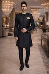 Traje negro bordado cuello bolsillo