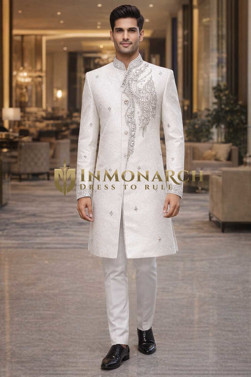 Angarakha Sherwani weiß mit Stickerei