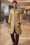 Sherwani gold mit rotem Samtpaspel