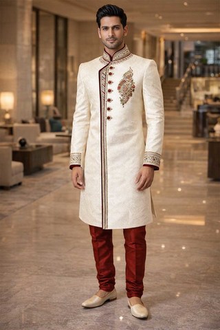 Hochzeits-Sherwani creme mit rotem Samt