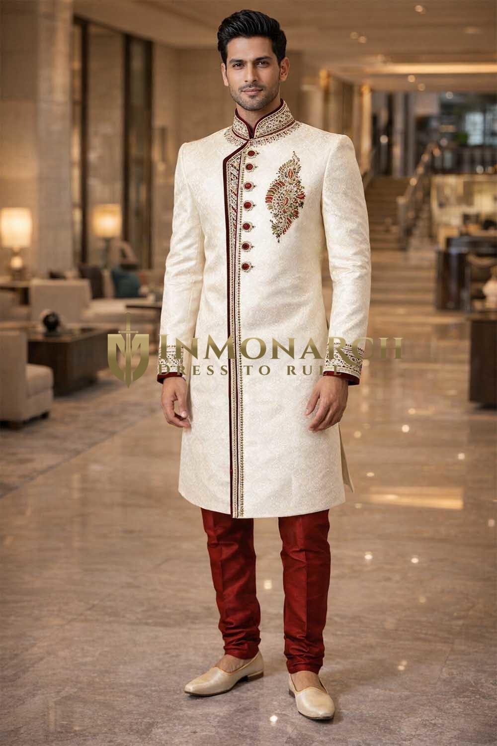 Hochzeits-Sherwani creme mit rotem Samt