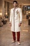 Hochzeits-Sherwani creme mit rotem Samt