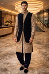 Sherwani azul y melocotón con doble chaqueta