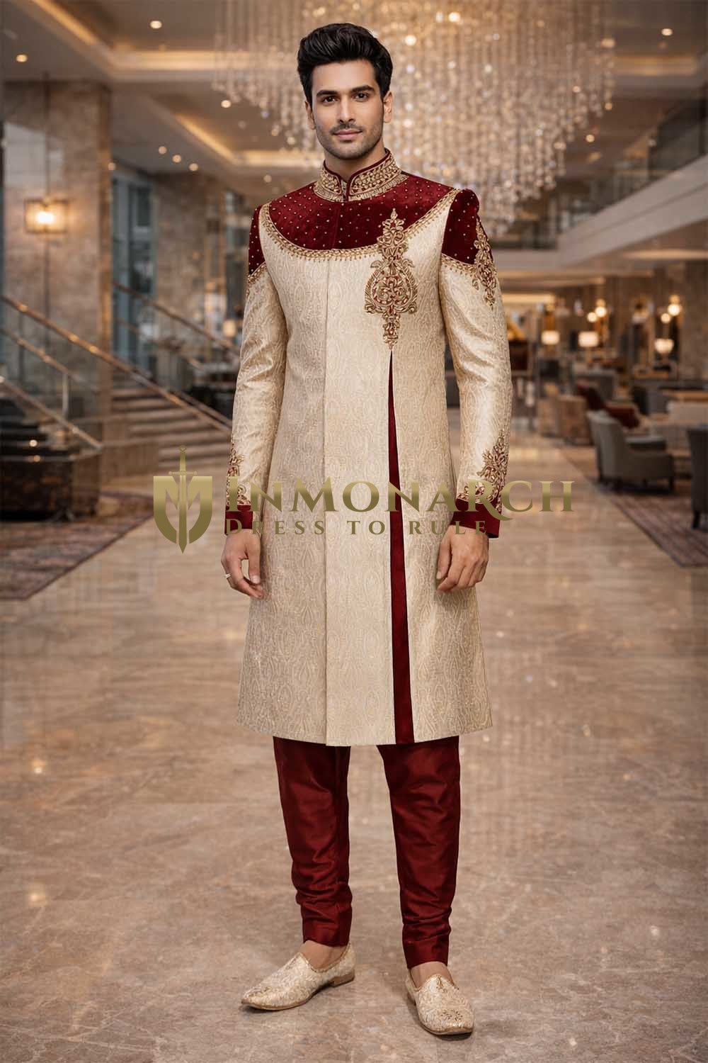 Sherwani gold mit bordeaux Samtbesatz