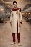 Sherwani gold mit bordeaux Samtbesatz
