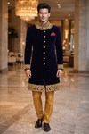 Hochzeits-Sherwani in Blau mit goldener Stickerei
