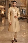 Traje indo occidental dorado diseño real hombre