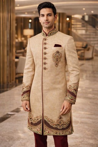 Indo-Western-Sherwani beige mit bordeauxrotem Samt