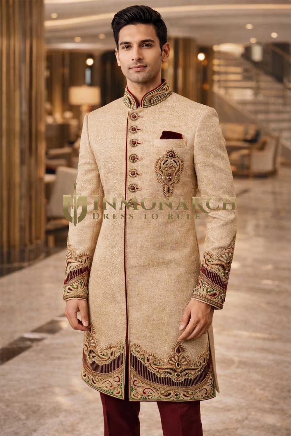 Indo-Western-Sherwani beige mit bordeauxrotem Samt
