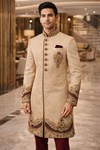 Indo-Western-Sherwani beige mit bordeauxrotem Samt