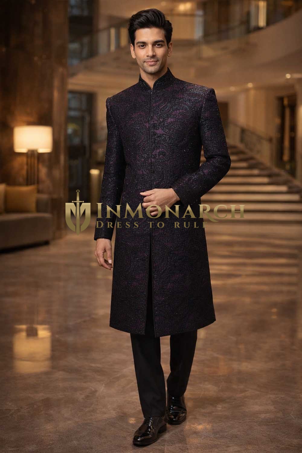 Traje indo occidental púrpura cuello Nehru bordado