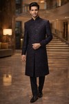 Traje indo occidental púrpura cuello Nehru bordado