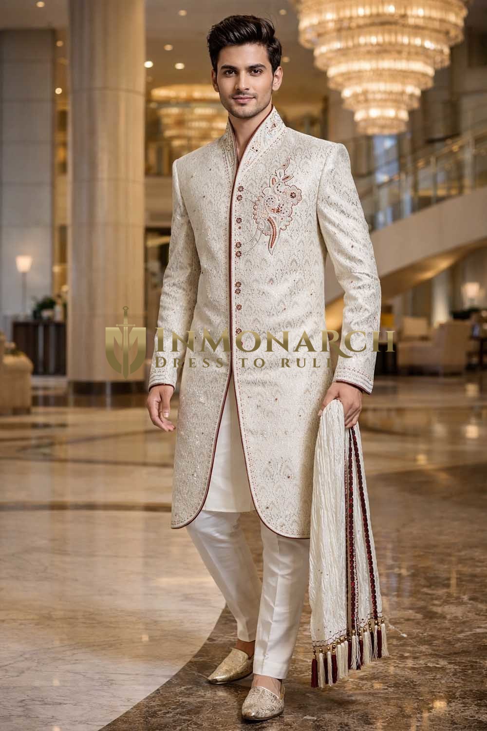 Traje indo occidental crema cuello alto bordado