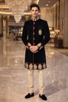 Traje indo occidental boda negro bordado