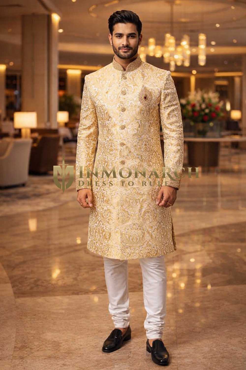 Traje indo occidental crema dorado novio