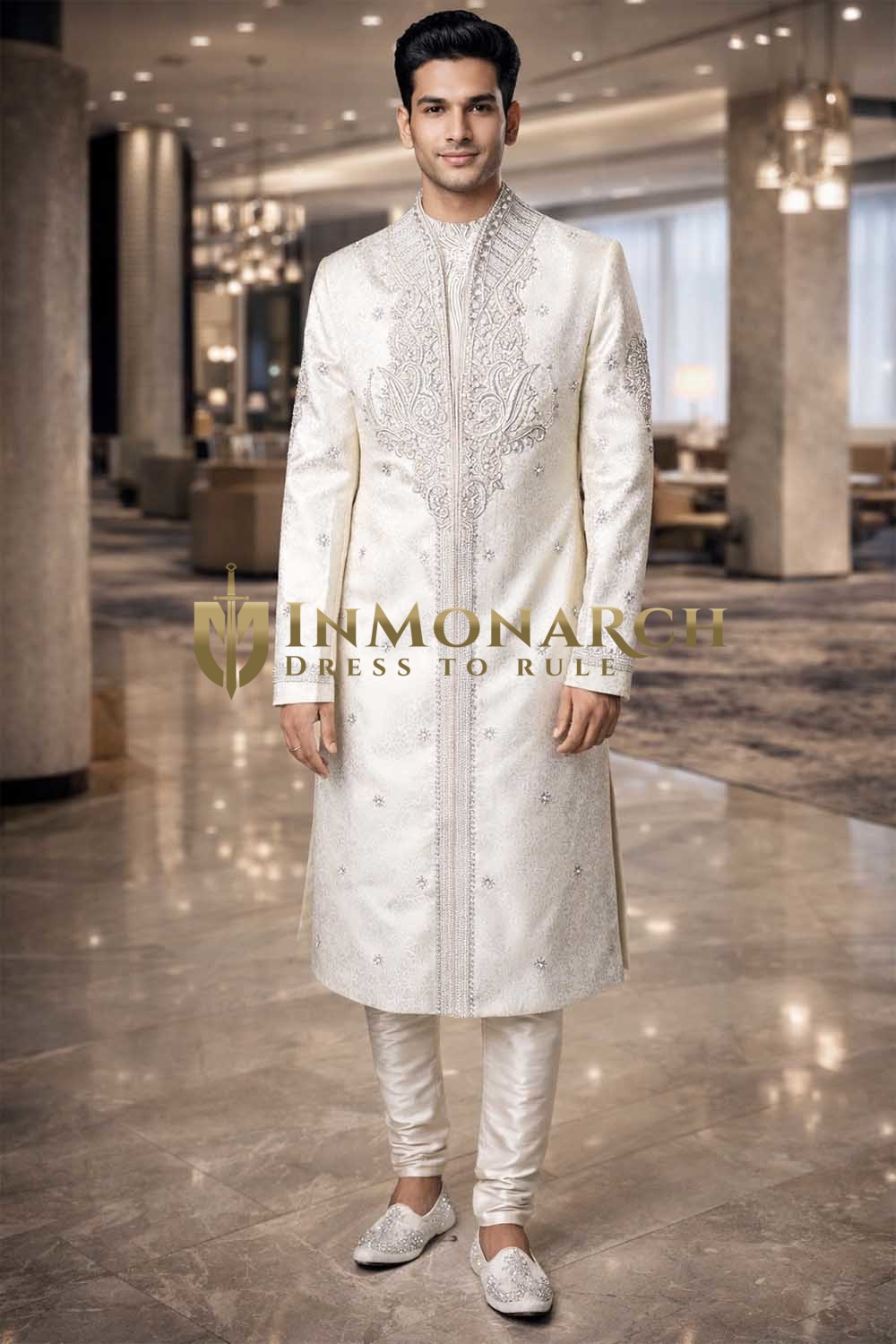Traje indo occidental cuello alto bordado