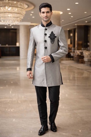 Traje indo occidental gris bordado en negro