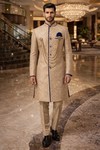 Traje indo occidental beige dorado