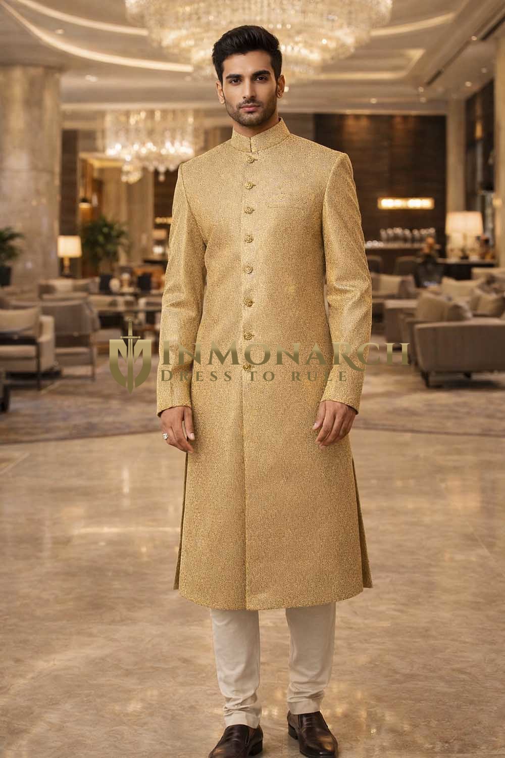 Luxuriöser goldener Hochzeitssherwani mit Nehru-Kragen