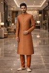 Sherwani marié orange 7 boutons bordeaux