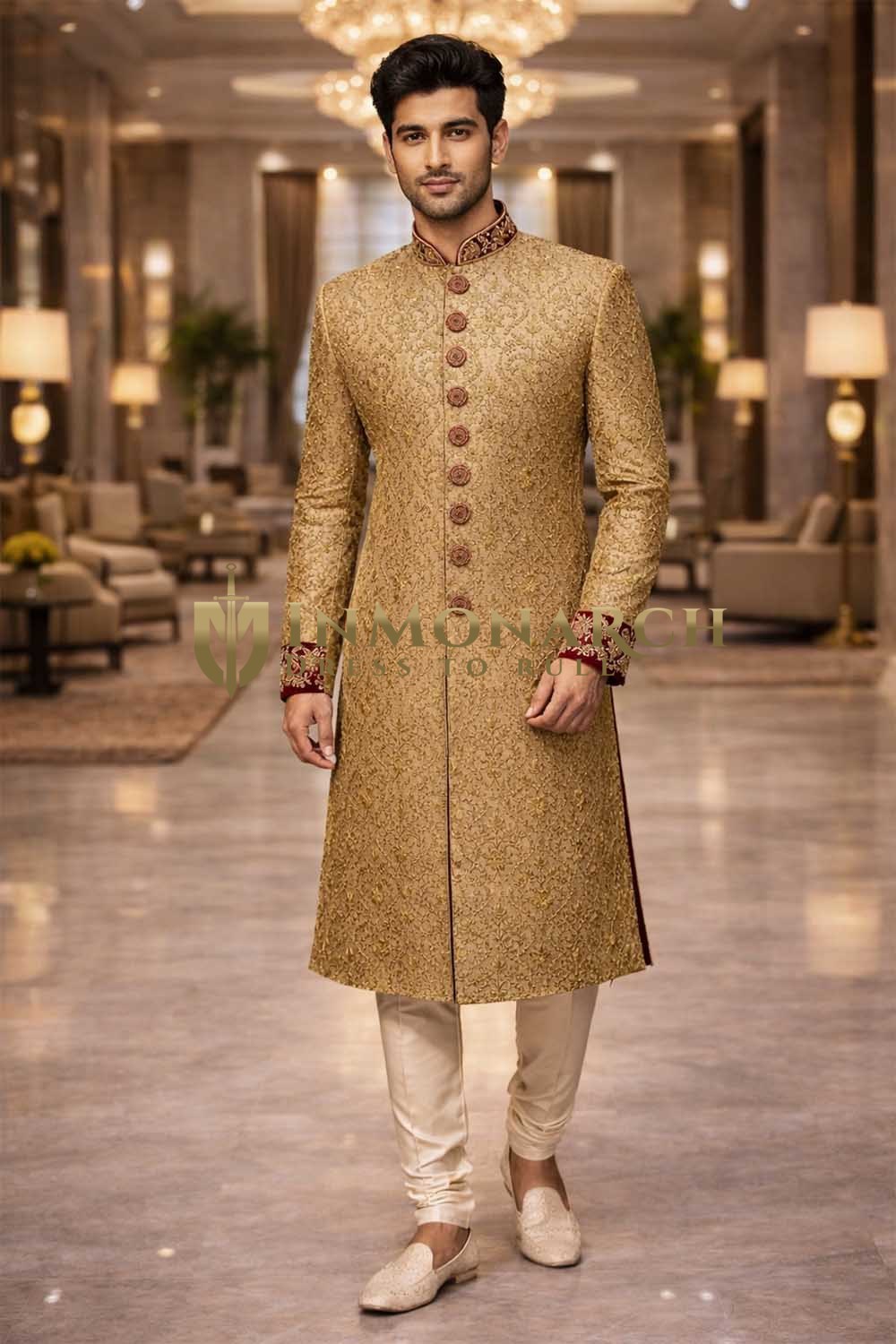 Sherwani dorado bordado burdeos boda