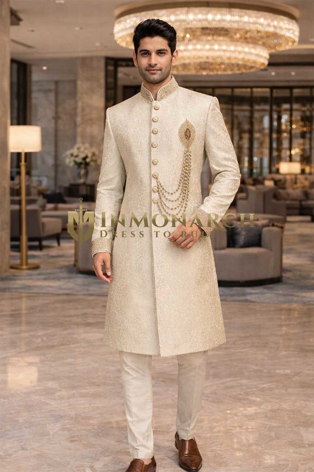 Sherwani brodé doré clair avec chaîne
