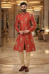 Sherwani indo-occidental rouge avec pantalon doré clair