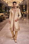 Sherwani beige brodé et orné de diamants