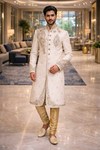 Sherwani blanco tradicional novio bordado