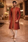 Sherwani rajashahi escarlata dorado bordado