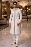 Sherwani boda moderno color crema