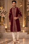 Bordeauxfarbener Sherwani für Empfang