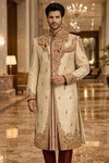 Sherwani boda dorado con bordado