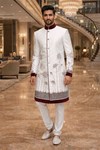 Sherwani blanco Bollywood con detalles burdeos