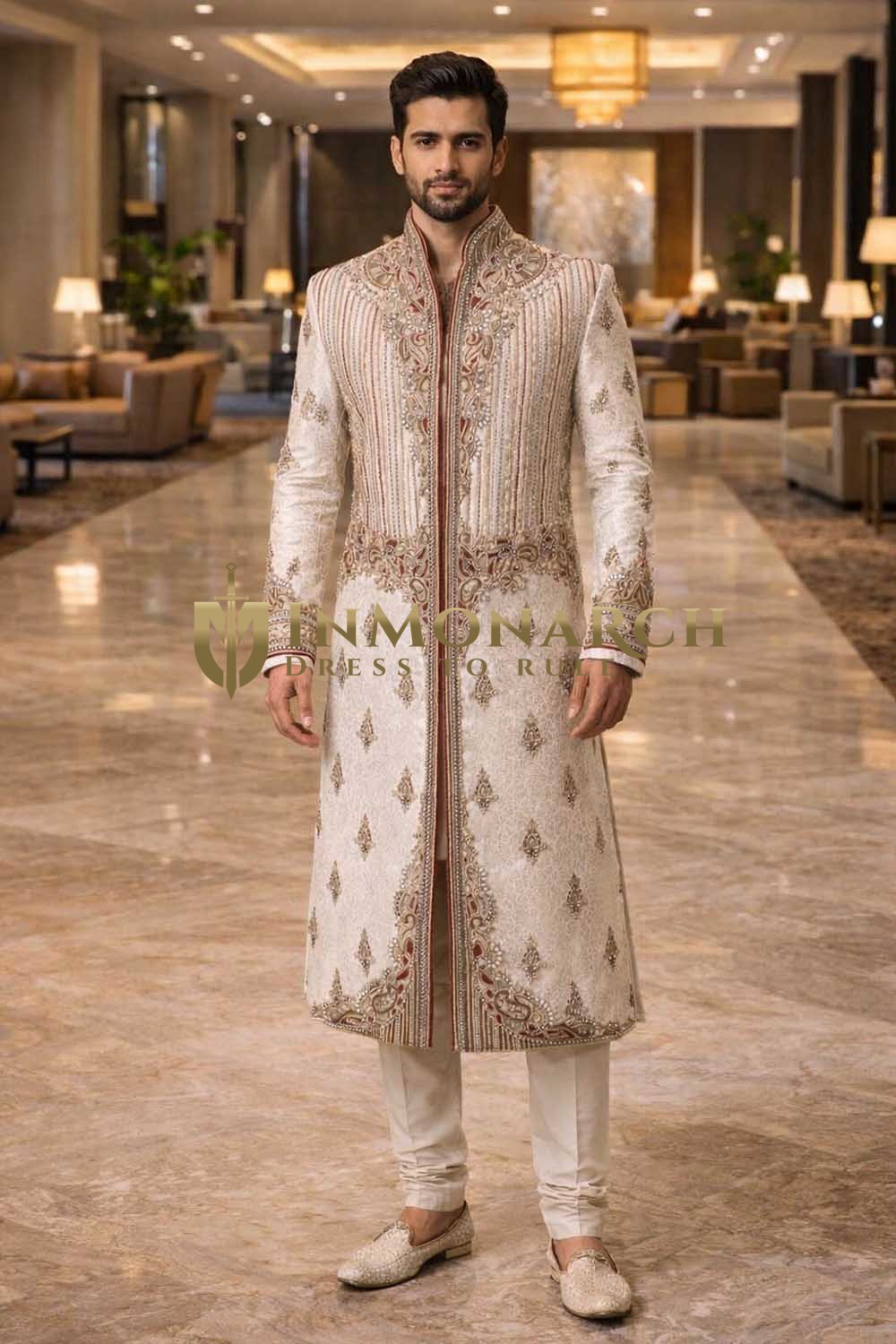 Sherwani con cuello alto y calado