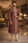 Bordeaux Hochzeits-Sherwani mit Goldstickerei