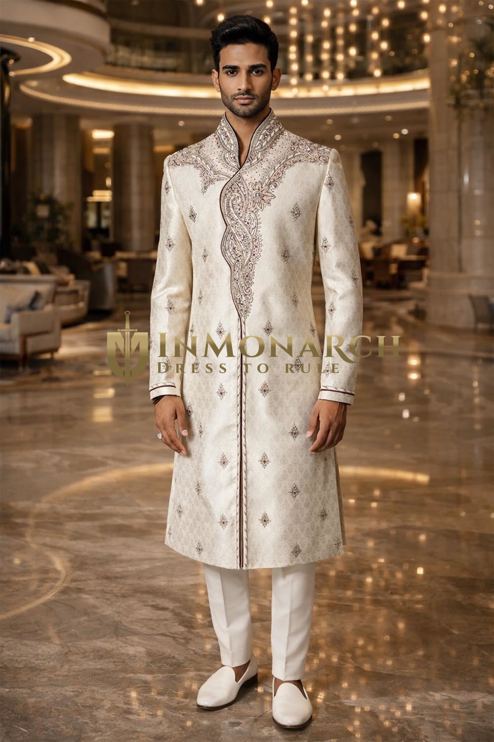 Luxuriöser cremefarbener Herren-Sherwani
